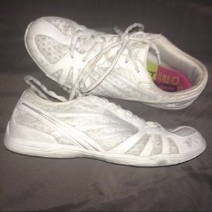 Cheer shoes